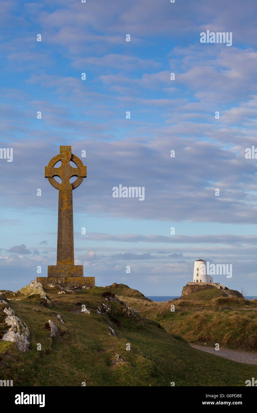 Keltisches Kreuz und Tŵr Mawr Leuchtturm auf Llanddwyn Island, Anglesey, North Wales UK bei Sonnenaufgang. Stockfoto