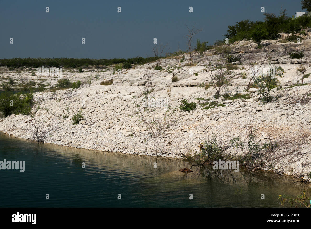 Kalkstein-Ufer des Lake Amistad Reservoir in der Nähe von Del Rio, Texas. Stockfoto