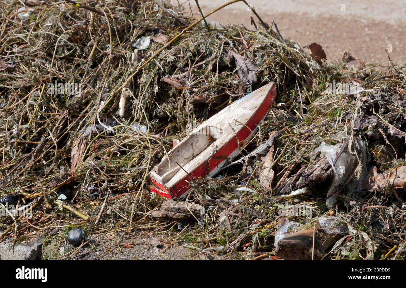 Modell Holzboot in Trümmer am Rande eines Sees zerstört. Stockfoto