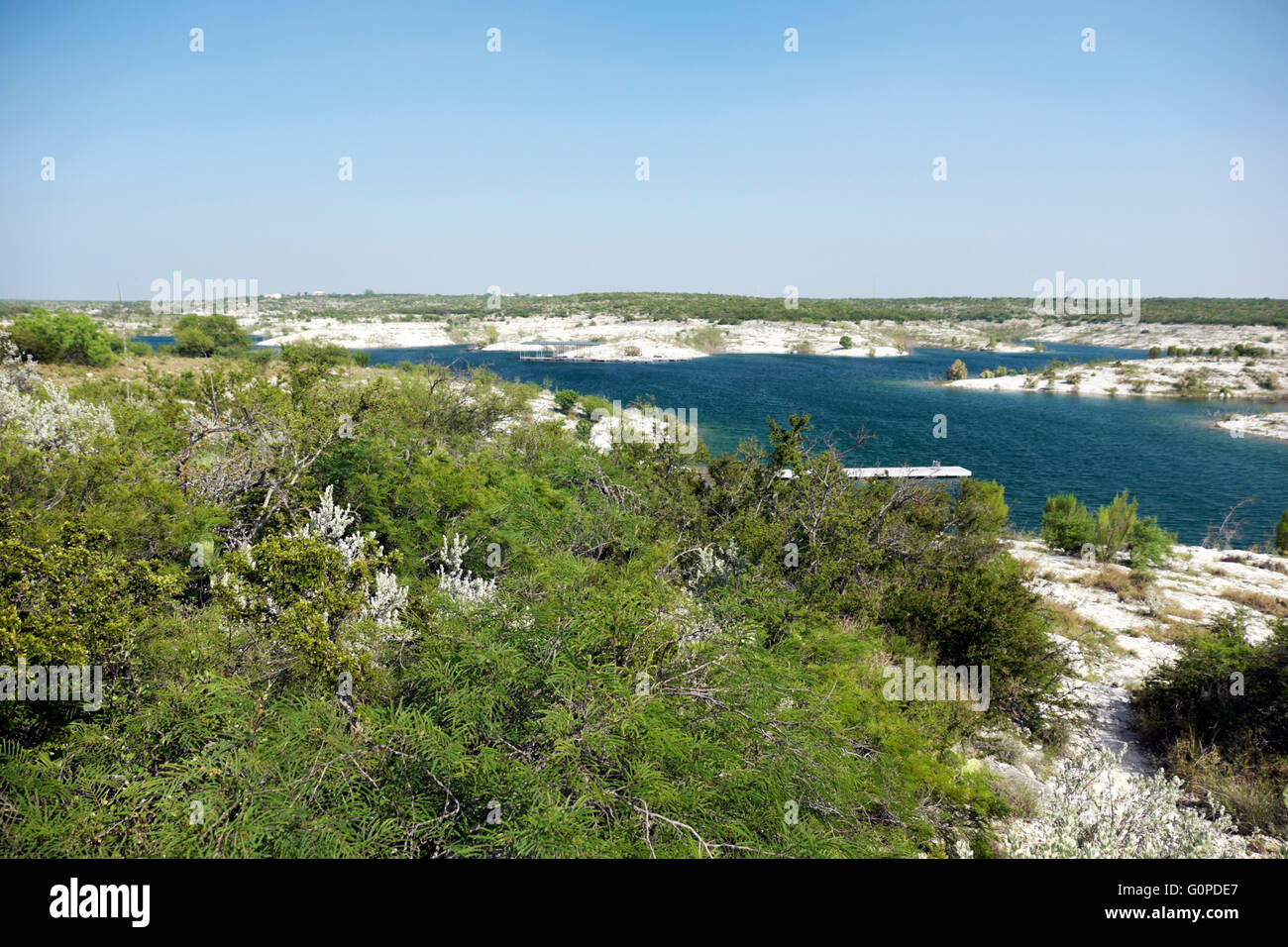 Lake Amistad von der Gouverneurs-Landung in der Nähe von Del Rio, Texas. Auf dem Wüstenboden im Vordergrund sind Mesquite und Purple Sage Stockfoto