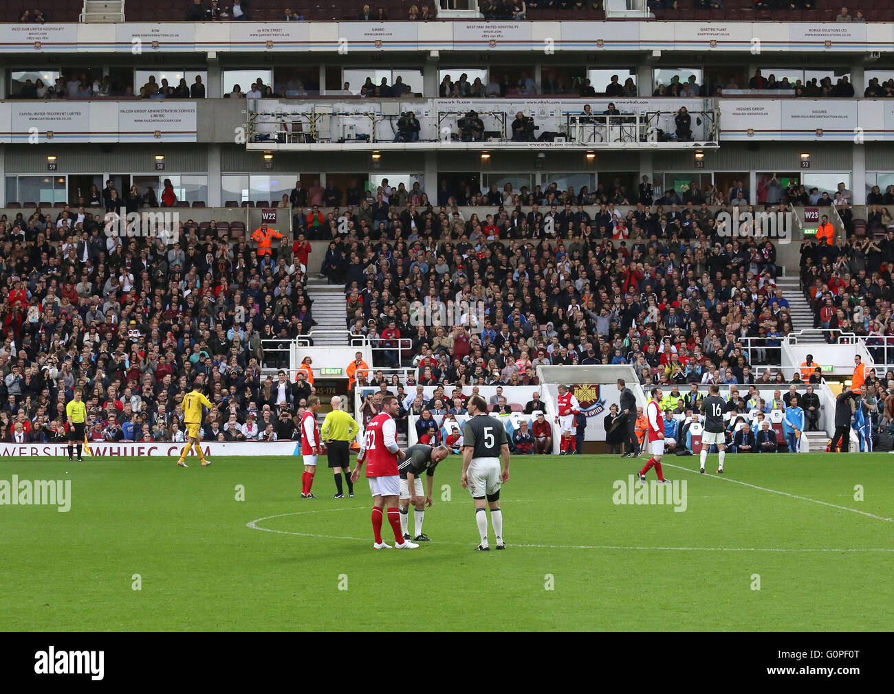 Upton Park, London, UK. 2. Mai 2016. Ehemaliger England Spieler und prominente spielte die letzten internationalen im Upton Park bevor West Ham ihr neues Stadion nächste Saison, die Übereinstimmung, eingerichtet, um zu gedenken des 50. Jahrestages der Three Lions-Weltcup-Sieg im Jahre 1966 - Deutschland gewann 7: 2 in der Nacht Bild: David James subbed Credit: Stills Presse/Alamy Live News Stockfoto