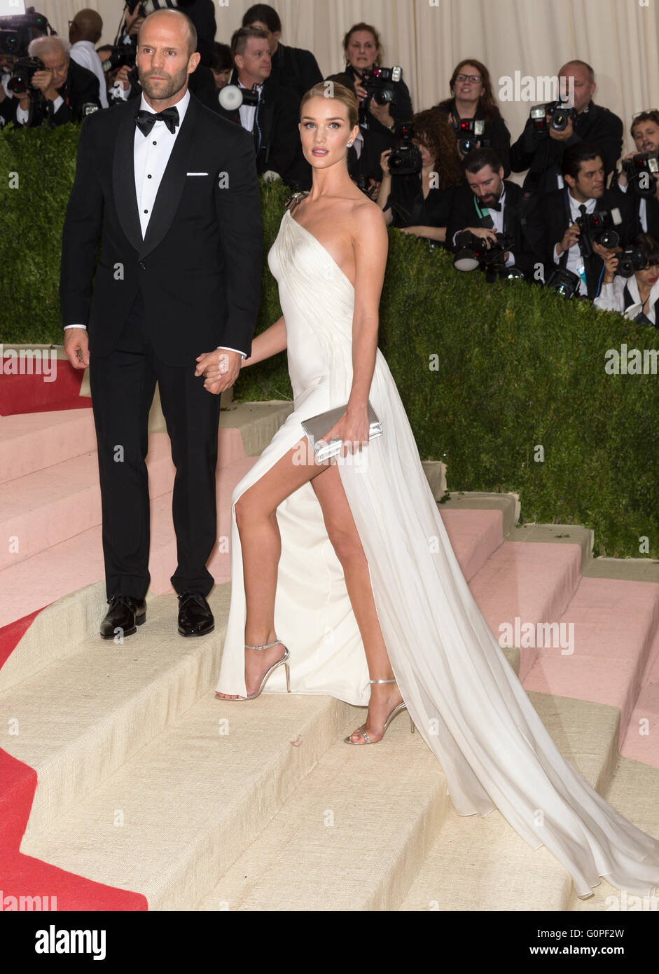 New York, USA. 2. Mai 2016. Schauspieler Jason Statham (L) und Model Rosie Huntington-Whiteley besuchen die Manus X Machina Mode in einem Zeitalter der Technologie Costume Institute Gala im Metropolitan Museum of Art Credit: Ovidiu Hrubaru/Alamy Live News Stockfoto