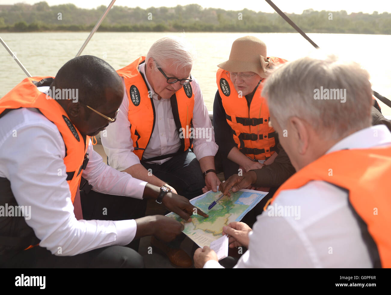 Niamey, Niger. 3. Mai 2016. Bundesaußenminister Frank-Walter Steinmeier (2 L) und sein französischer Amtskollege Jean-Marc Ayrault (R) Bootsfahrt eine am Fluss Niger wie sie über Wasser Reinigung Entwicklungsprojekte im Niger-Becken in Niamey, Niger, 3. Mai 2016 informiert sein werden. Foto: BRITTA PEDERSEN/Dpa/Alamy Live News Stockfoto