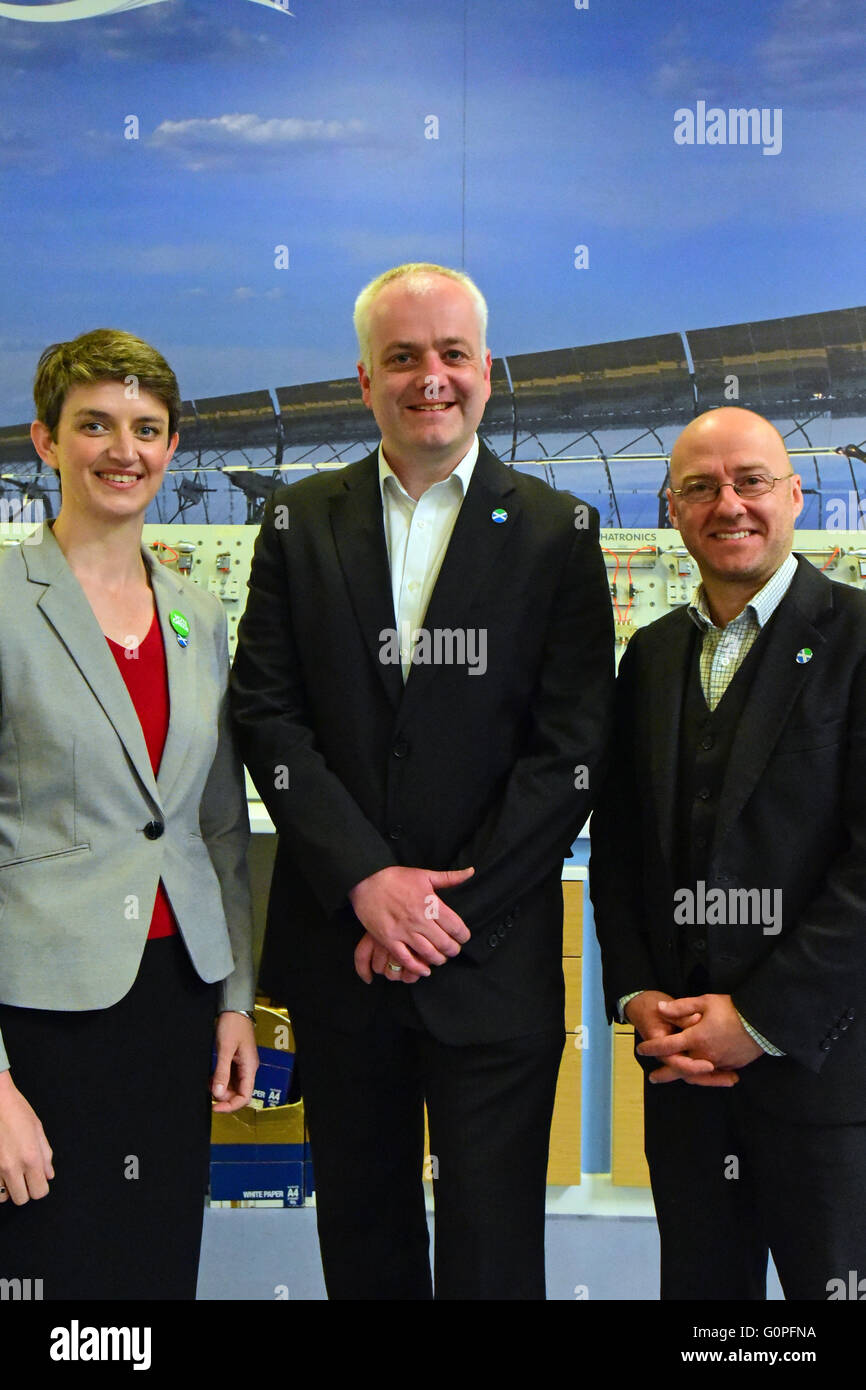 Rosyth, Schottland, Vereinigtes Königreich, 03 Mai 2016. Scottish Green Party Co-convener Patrick Harvie (R), Co Convener Maggie Chapman (L) und Green MSP Kandidat Mark Ruskell (C) bei einem Besuch in Fife College, wie sie für die Wahlen zum schottischen Parlament, Credit Kampagne: Ken Jack / Alamy Live News Stockfoto