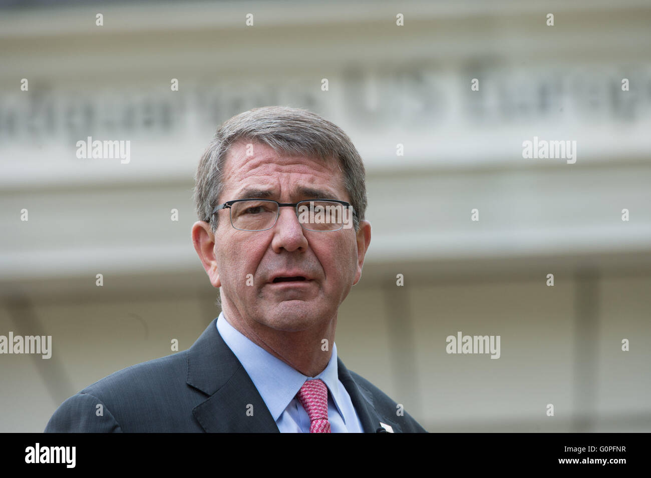 Stuttgart, Deutschland. 3. Mai 2016. US-Verteidigungsminister Ashton Carter spricht während einer Pressekonferenz nach dem Wandel der Befehl an die Vereinigten Staaten europäischen Befehl (EUCOM), in den Patch Barracks in Stuttgart, Deutschland, 3. Mai 2016. Foto: MARIJAN MURAT/Dpa/Alamy Live News Stockfoto