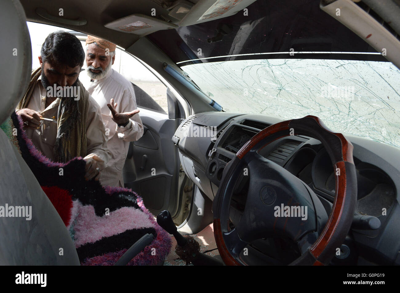 Quetta. 3. Mai 2016. Menschen untersuchen ein beschädigtes Fahrzeug an