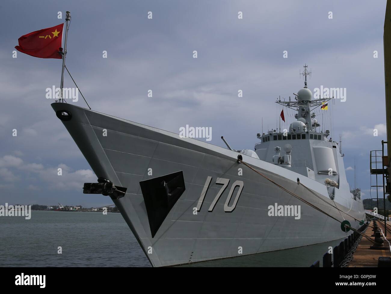 (160503) - BANDAR SERI BEGAWAN, 3. Mai 2016 (Xinhua)--Foto am 3. Mai 2016 zeigt Chinas "Lanzhou" guided Missile Destroyer die Teilnahme an der Übung in Brunei. Die ASEAN (Association of Southeast Asian Nations) Verteidigung Minister Meeting-Plus Maritime Sicherheit und Counter-Terrorismus-Übung (ADMM Plus MS & CT) wurde offiziell Dienstag mit einer feierlichen Eröffnung am Multi nationale Koordination Zentrum (MNCC) in Bandar Seri Begawan, Brunei Hauptstadt. Seestreitkräfte der 10 Länder der ASEAN-Staaten beteiligen die Bohrer, zusammen mit denen aus China, den Vereinigten Staaten, Stockfoto