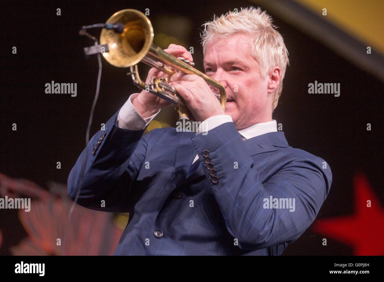 New Orleans, Louisiana, USA. 1. Mai 2016. Musiker CHRIS BOTTI tritt während des New Orleans Jazz & Heritage Festival am Messe Gelände Race Course in New Orleans, Louisiana © Daniel DeSlover/ZUMA Draht/Alamy Live News Stockfoto