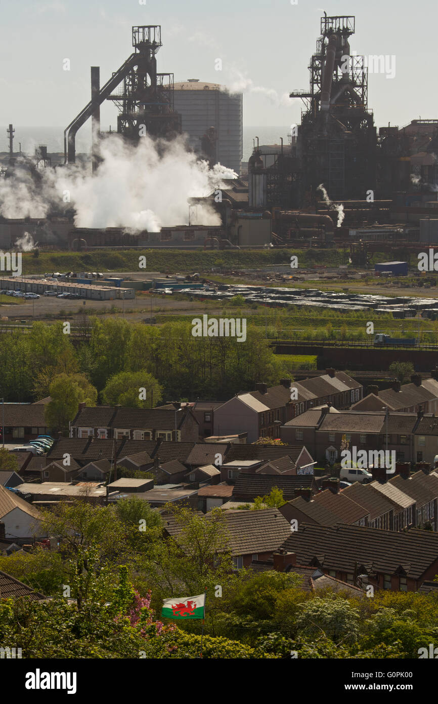 Tata Steel funktioniert, Port Talbot, South Wales, UK. 3. Mai 2016.The fliegt Red Dragon of Wales trotzig über Tata Steel Works, Port Talbot, Wales. Excalibur-Stahl hat heute offiziell ein Gebot zu Tata Steel UK Vermögenswerte kaufen vorgelegt. Es schließt sich Freiheit, die angekündigt, dass es vor dem heutigen Termin ein Gebot abgegeben hatte. Excalibur Stahl schlägt eine Mitarbeiter-Management-Buyout von Tata Steel UK Credit: Haydn Denman/Alamy Live News Stockfoto