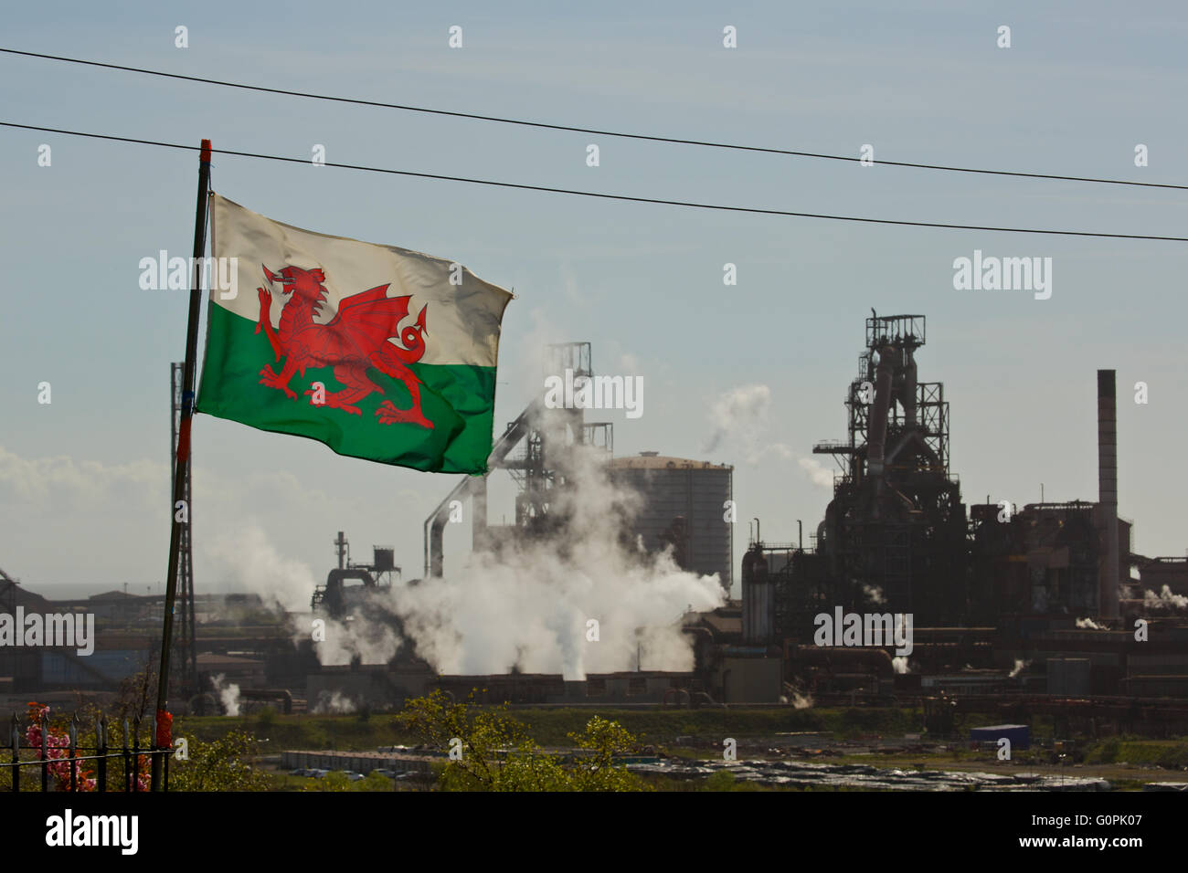 Tata Steel funktioniert, Port Talbot, South Wales, UK. 3. Mai 2016.The fliegt Red Dragon of Wales trotzig über Tata Steel Works, Port Talbot, Wales. Excalibur-Stahl hat heute offiziell ein Gebot zu Tata Steel UK Vermögenswerte kaufen vorgelegt. Es schließt sich Freiheit, die angekündigt, dass es vor dem heutigen Termin ein Gebot abgegeben hatte. Excalibur Stahl schlägt eine Mitarbeiter-Management-Buyout von Tata Steel UK Credit: Haydn Denman/Alamy Live News Stockfoto