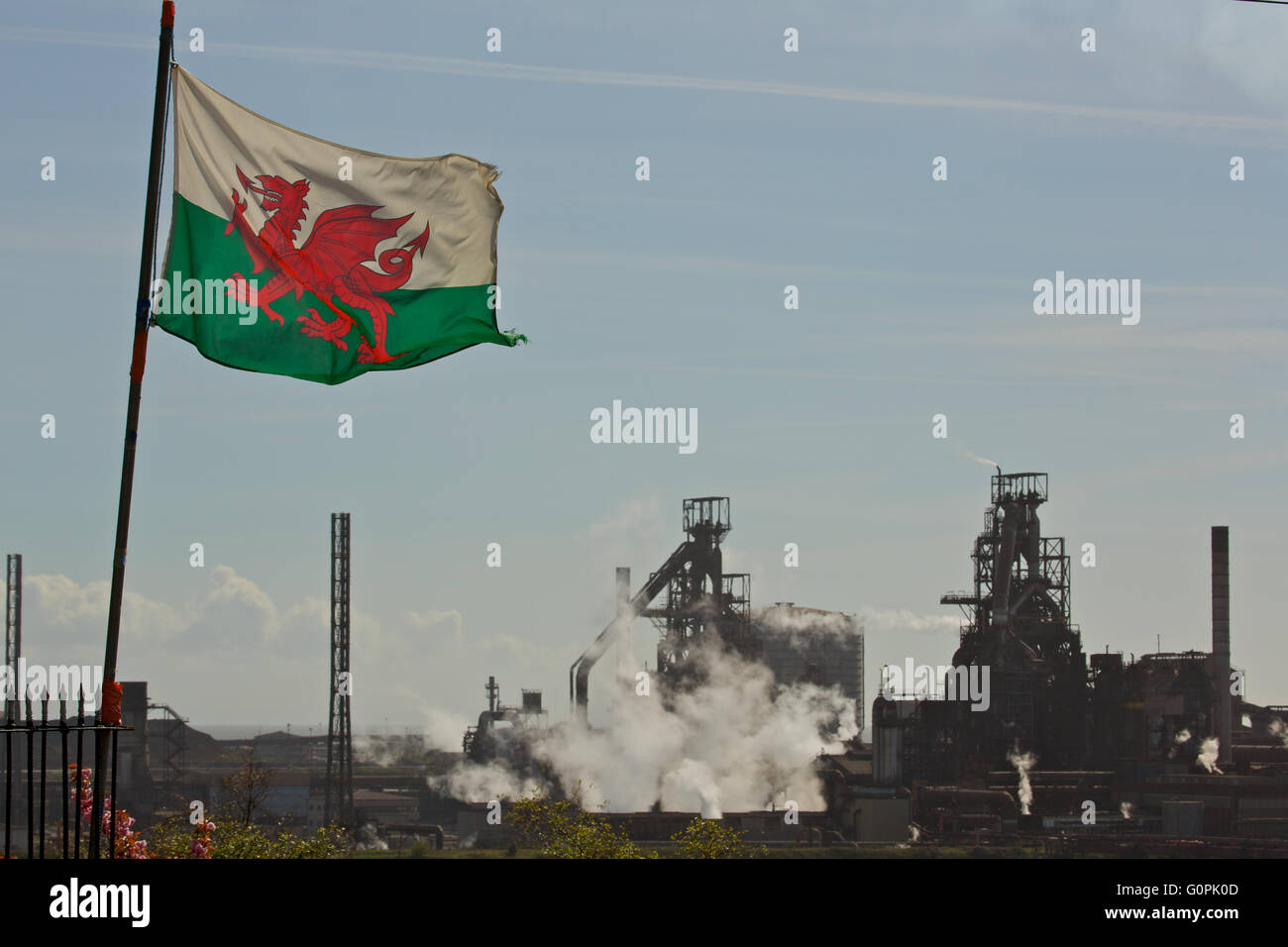 Tata Steel funktioniert, Port Talbot, South Wales, UK. 3. Mai 2016.The fliegt Red Dragon of Wales trotzig über Tata Steel Works, Port Talbot, Wales. Excalibur-Stahl hat heute offiziell ein Gebot zu Tata Steel UK Vermögenswerte kaufen vorgelegt. Es schließt sich Freiheit, die angekündigt, dass es vor dem heutigen Termin ein Gebot abgegeben hatte. Excalibur Stahl schlägt eine Mitarbeiter-Management-Buyout von Tata Steel UK Credit: Haydn Denman/Alamy Live News Stockfoto