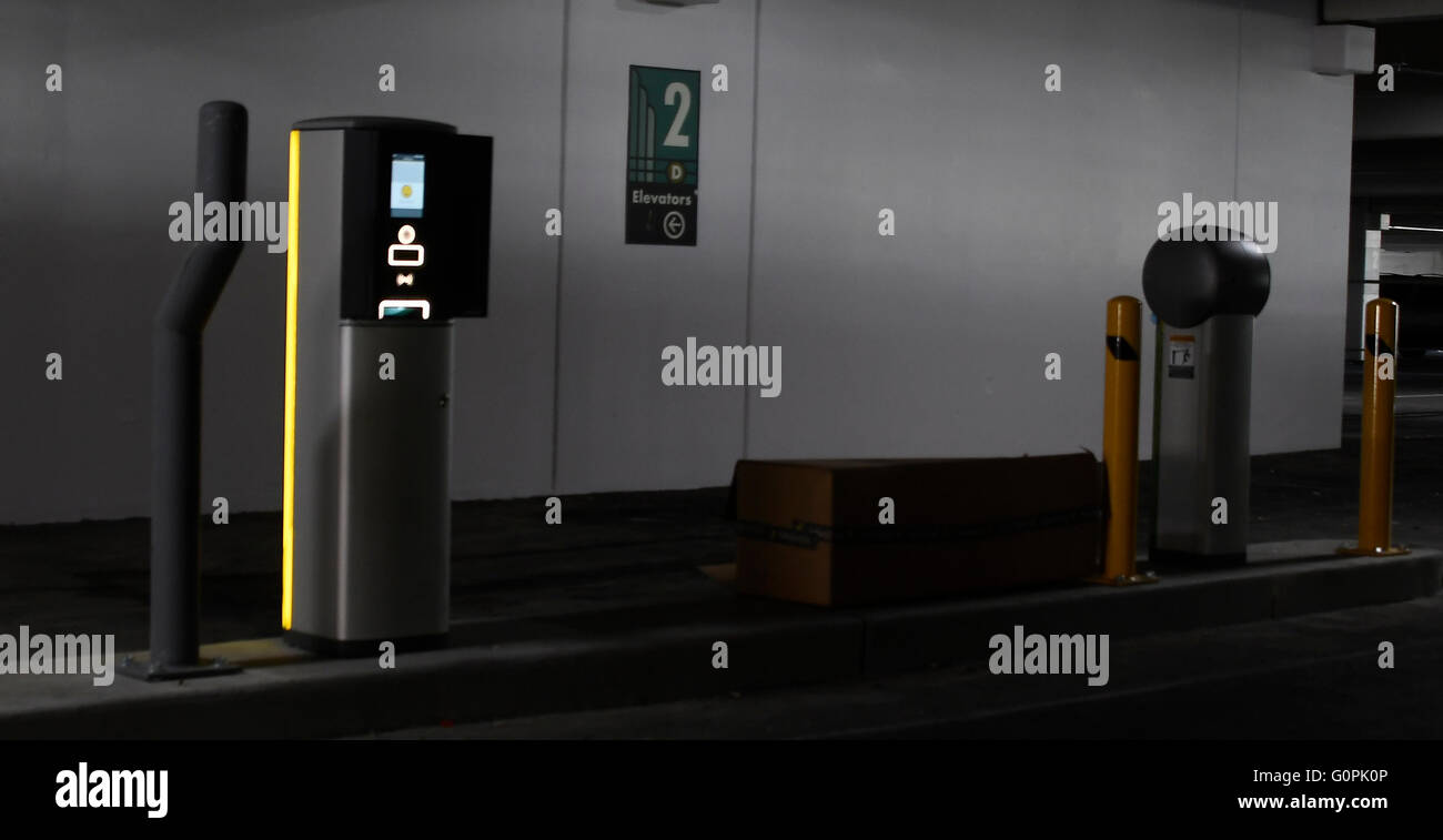 3. Mai 2016 Las Vegas NV. Die sichtbaren Zeichen des MGM grand Hotels in Las Vegas ist immer bereit für das Abstellen von Dienstag Ladevorgang zu starten. Arbeitnehmer sind dabei die letzten Installationen von Maschinen, Lichter und Zahlen für das Abstellen von Zeichen. Die Parkgebühren werden vergehen in Kraft irgendwann zwischen Mai oder Juni dieses Jahres mit Übernachtungsgäste nutzen eine Self-park Anlage zahlt $10 oder weniger. Das Parkplatz-Programm ist Teil MGM Gewinn Wachstumsinitiative, dass das Unternehmen im vergangenen Jahr angekündigt. Die Idee ist, Cash-Flow von $ 300 Millionen bis zum Jahr 2017 jährlich erhöhen. Foto von Gene Blevins/LA DailyNews/ZumaPress (Credit-Bild: © Stockfoto