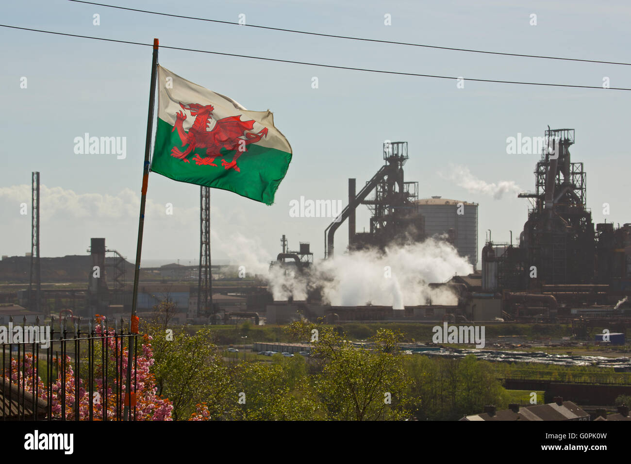 Tata Steel funktioniert, Port Talbot, South Wales, UK. 3. Mai 2016.The fliegt Red Dragon of Wales trotzig über Tata Steel Works, Port Talbot, Wales. Excalibur-Stahl hat heute offiziell ein Gebot zu Tata Steel UK Vermögenswerte kaufen vorgelegt. Es schließt sich Freiheit, die angekündigt, dass es vor dem heutigen Termin ein Gebot abgegeben hatte. Excalibur Stahl schlägt eine Mitarbeiter-Management-Buyout von Tata Steel UK Credit: Haydn Denman/Alamy Live News Stockfoto