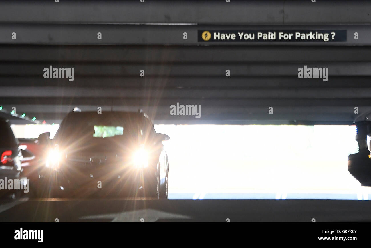 3. Mai 2016 Las Vegas NV. Die sichtbaren Zeichen des MGM grand Hotels in Las Vegas ist immer bereit für das Abstellen von Dienstag Ladevorgang zu starten. Arbeitnehmer sind dabei die letzten Installationen von Maschinen, Lichter und Zahlen für das Abstellen von Zeichen. Die Parkgebühren werden vergehen in Kraft irgendwann zwischen Mai oder Juni dieses Jahres mit Übernachtungsgäste nutzen eine Self-park Anlage zahlt $10 oder weniger. Das Parkplatz-Programm ist Teil MGM Gewinn Wachstumsinitiative, dass das Unternehmen im vergangenen Jahr angekündigt. Die Idee ist, Cash-Flow von $ 300 Millionen bis zum Jahr 2017 jährlich erhöhen. Foto von Gene Blevins/LA DailyNews/ZumaPress (Credit-Bild: © Stockfoto