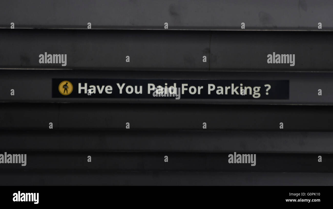 3. Mai 2016 Las Vegas NV. Die sichtbaren Zeichen des MGM grand Hotels in Las Vegas ist immer bereit für das Abstellen von Dienstag Ladevorgang zu starten. Arbeitnehmer sind dabei die letzten Installationen von Maschinen, Lichter und Zahlen für das Abstellen von Zeichen. Die Parkgebühren werden vergehen in Kraft irgendwann zwischen Mai oder Juni dieses Jahres mit Übernachtungsgäste nutzen eine Self-park Anlage zahlt $10 oder weniger. Das Parkplatz-Programm ist Teil MGM Gewinn Wachstumsinitiative, dass das Unternehmen im vergangenen Jahr angekündigt. Die Idee ist, Cash-Flow von $ 300 Millionen bis zum Jahr 2017 jährlich erhöhen. Foto von Gene Blevins/LA DailyNews/ZumaPress (Credit-Bild: © Stockfoto