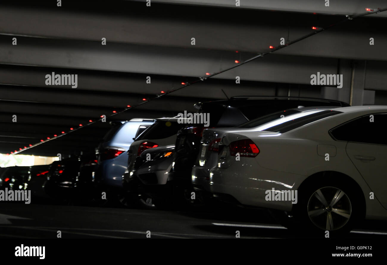 3. Mai 2016 Las Vegas NV. Die rote und grüne Lichter über Parkplätze sind die sichtbaren Zeichen des MGM grand Hotels in Las Vegas ist immer bereit für das Abstellen von Dienstag Ladevorgang zu starten. Arbeitnehmer sind dabei die letzten Installationen von Maschinen, Lichter und Zahlen für das Abstellen von Zeichen. Die Parkgebühren werden vergehen in Kraft irgendwann zwischen Mai oder Juni dieses Jahres mit Übernachtungsgäste nutzen eine Self-park Anlage zahlt $10 oder weniger. Das Parkplatz-Programm ist Teil MGM Gewinn Wachstumsinitiative, dass das Unternehmen im vergangenen Jahr angekündigt. Die Idee ist, Cash-Flow von $ 300 Millionen jährlich durch 2017.photo von Gene B erhöhen Stockfoto