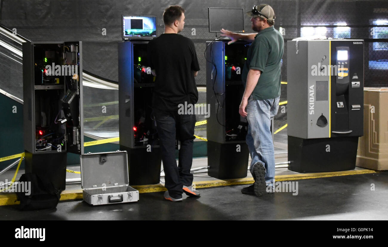 3. Mai 2016 Las Vegas NV. Die sichtbaren Zeichen des MGM grand Hotels in Las Vegas ist immer bereit für das Abstellen von Dienstag Ladevorgang zu starten. Arbeitnehmer sind dabei die letzten Installationen von Maschinen, Lichter und Zahlen für das Abstellen von Zeichen. Die Parkgebühren werden vergehen in Kraft irgendwann zwischen Mai oder Juni dieses Jahres mit Übernachtungsgäste nutzen eine Self-park Anlage zahlt $10 oder weniger. Das Parkplatz-Programm ist Teil MGM Gewinn Wachstumsinitiative, dass das Unternehmen im vergangenen Jahr angekündigt. Die Idee ist, Cash-Flow von $ 300 Millionen bis zum Jahr 2017 jährlich erhöhen. Foto von Gene Blevins/LA DailyNews/ZumaPress (Credit-Bild: © Stockfoto