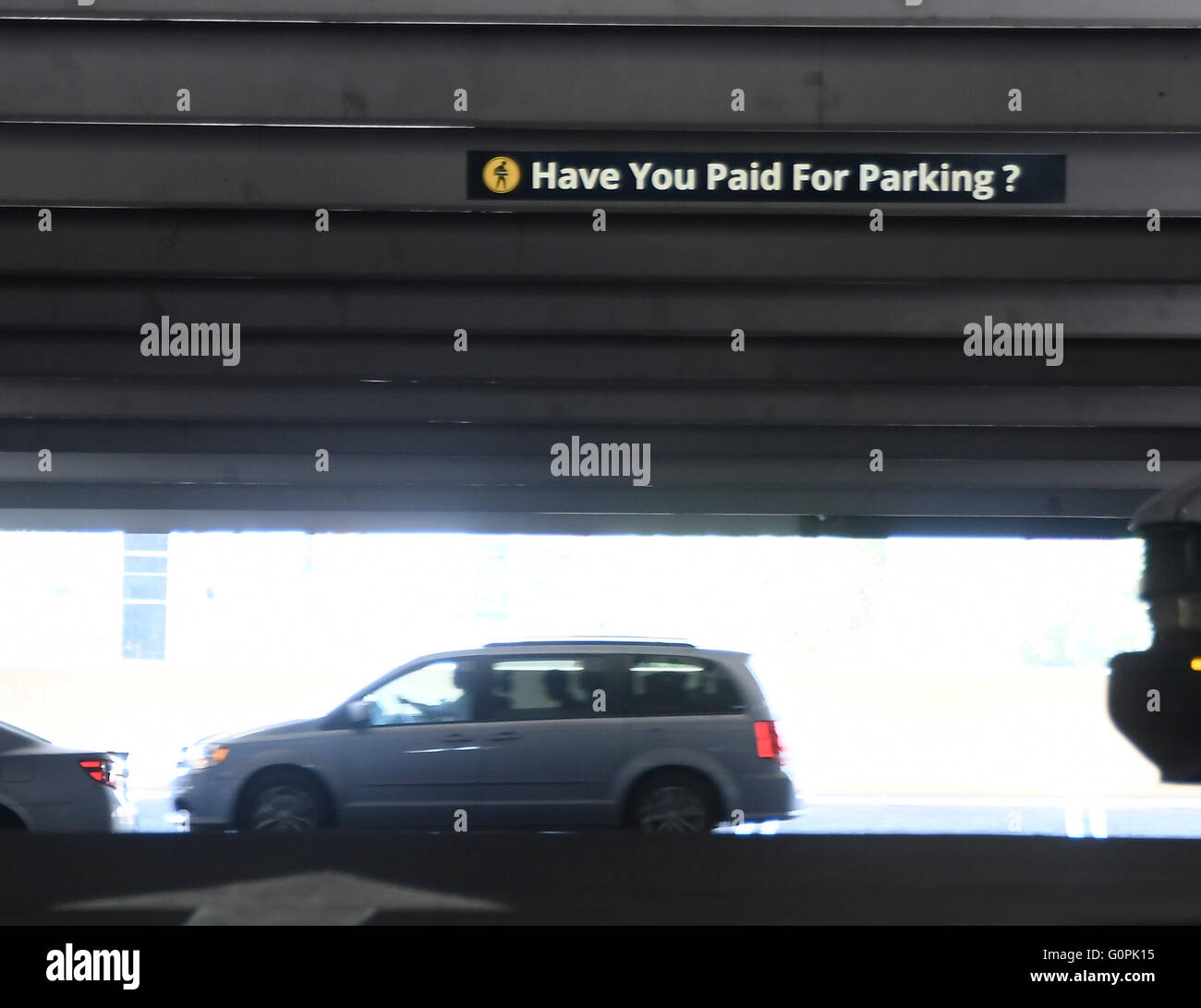 3. Mai 2016 Las Vegas NV. Die sichtbaren Zeichen des MGM grand Hotels in Las Vegas ist immer bereit für das Abstellen von Dienstag Ladevorgang zu starten. Arbeitnehmer sind dabei die letzten Installationen von Maschinen, Lichter und Zahlen für das Abstellen von Zeichen. Die Parkgebühren werden vergehen in Kraft irgendwann zwischen Mai oder Juni dieses Jahres mit Übernachtungsgäste nutzen eine Self-park Anlage zahlt $10 oder weniger. Das Parkplatz-Programm ist Teil MGM Gewinn Wachstumsinitiative, dass das Unternehmen im vergangenen Jahr angekündigt. Die Idee ist, Cash-Flow von $ 300 Millionen bis zum Jahr 2017 jährlich erhöhen. Foto von Gene Blevins/LA DailyNews/ZumaPress (Credit-Bild: © Stockfoto