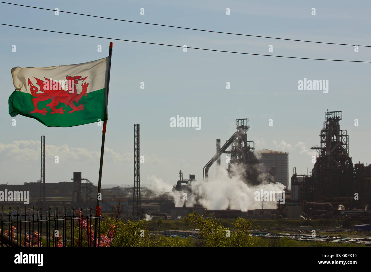 Tata Steel funktioniert, Port Talbot, South Wales, UK. 3. Mai 2016.The fliegt Red Dragon of Wales trotzig über Tata Steel Works, Port Talbot, Wales. Excalibur-Stahl hat heute offiziell ein Gebot zu Tata Steel UK Vermögenswerte kaufen vorgelegt. Es schließt sich Freiheit, die angekündigt, dass es vor dem heutigen Termin ein Gebot abgegeben hatte. Excalibur Stahl schlägt eine Mitarbeiter-Management-Buyout von Tata Steel UK Credit: Haydn Denman/Alamy Live News Stockfoto