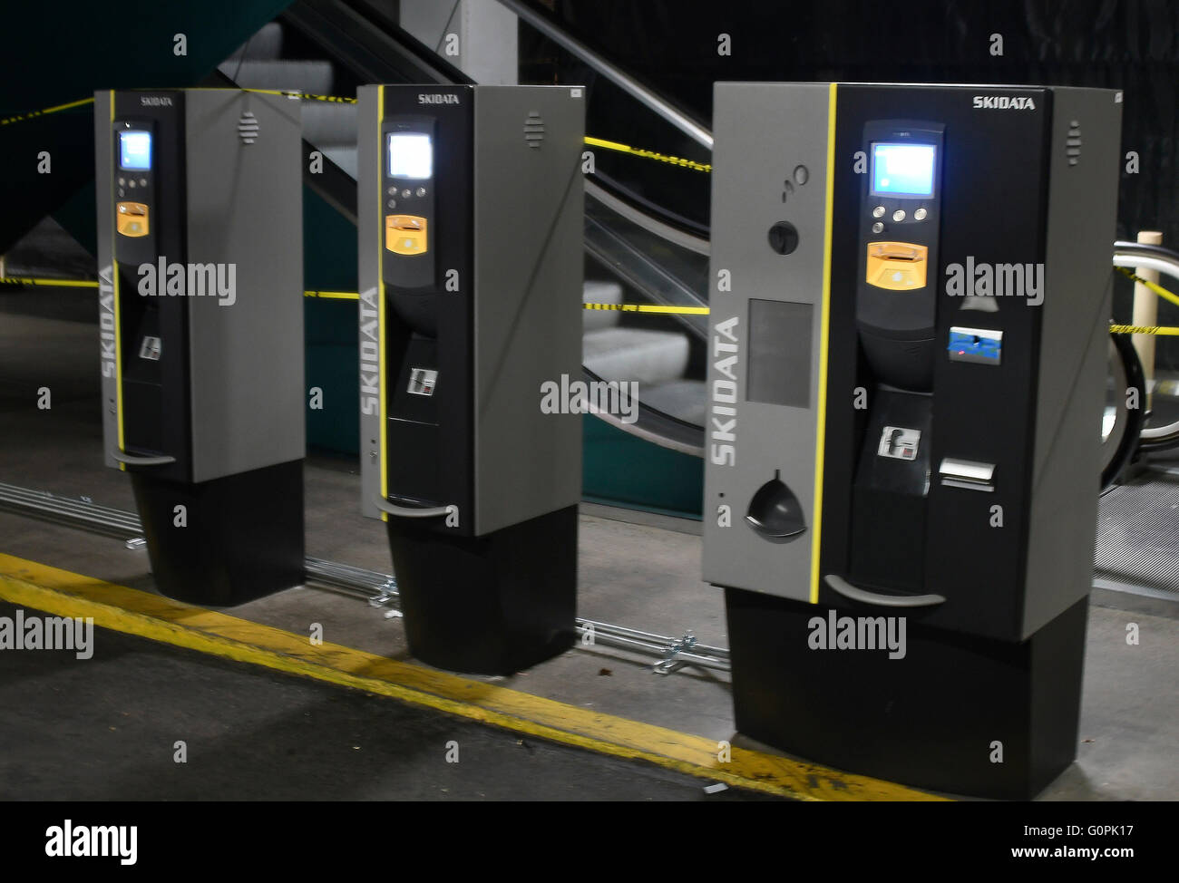 3. Mai 2016 Las Vegas NV. Die sichtbaren Zeichen des MGM grand Hotels in Las Vegas ist immer bereit für das Abstellen von Dienstag Ladevorgang zu starten. Arbeitnehmer sind dabei die letzten Installationen von Maschinen, Lichter und Zahlen für das Abstellen von Zeichen. Die Parkgebühren werden vergehen in Kraft irgendwann zwischen Mai oder Juni dieses Jahres mit Übernachtungsgäste nutzen eine Self-park Anlage zahlt $10 oder weniger. Das Parkplatz-Programm ist Teil MGM Gewinn Wachstumsinitiative, dass das Unternehmen im vergangenen Jahr angekündigt. Die Idee ist, Cash-Flow von $ 300 Millionen bis zum Jahr 2017 jährlich erhöhen. Foto von Gene Blevins/LA DailyNews/ZumaPress (Credit-Bild: © Stockfoto