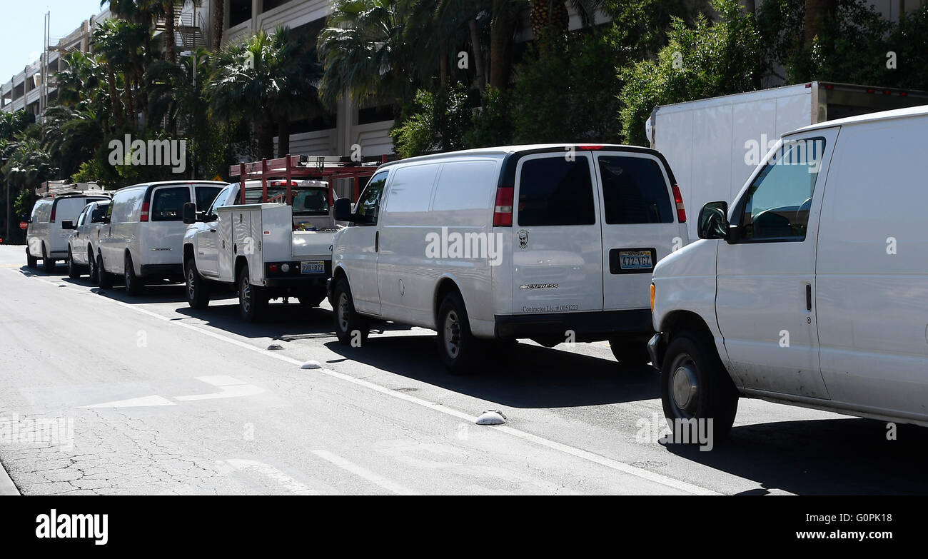 3. Mai 2016 Las Vegas NV. Die sichtbaren Zeichen des MGM grand Hotels in Las Vegas ist immer bereit für das Abstellen von Dienstag Ladevorgang zu starten. Arbeitnehmer sind dabei die letzten Installationen von Maschinen, Lichter und Zahlen für das Abstellen von Zeichen. Die Parkgebühren werden vergehen in Kraft irgendwann zwischen Mai oder Juni dieses Jahres mit Übernachtungsgäste nutzen eine Self-park Anlage zahlt $10 oder weniger. Das Parkplatz-Programm ist Teil MGM Gewinn Wachstumsinitiative, dass das Unternehmen im vergangenen Jahr angekündigt. Die Idee ist, Cash-Flow von $ 300 Millionen bis zum Jahr 2017 jährlich erhöhen. Foto von Gene Blevins/LA DailyNews/ZumaPress (Credit-Bild: © Stockfoto