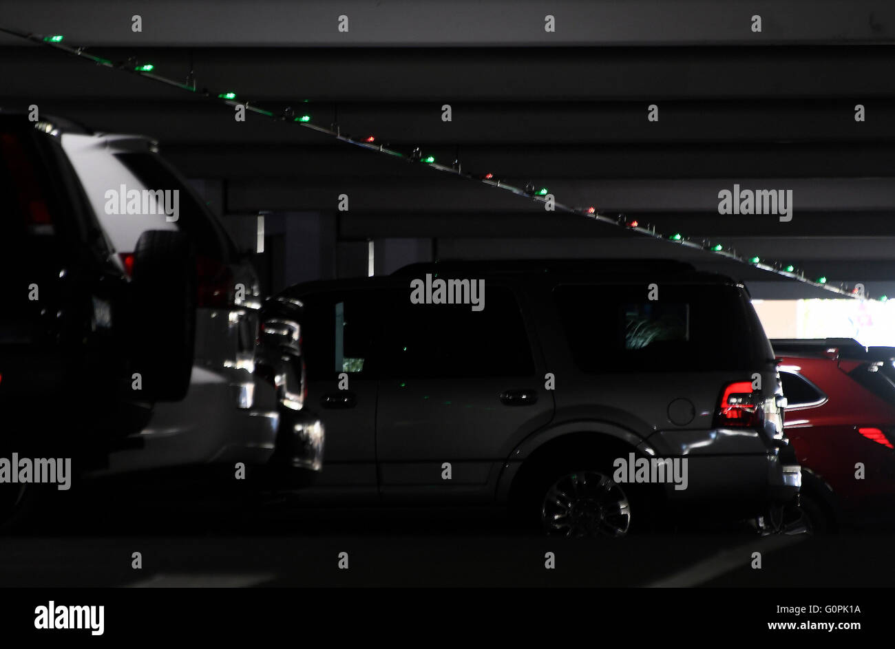 3. Mai 2016 Las Vegas NV. Die rote und grüne Lichter über Parkplätze sind die sichtbaren Zeichen des MGM grand Hotels in Las Vegas ist immer bereit für das Abstellen von Dienstag Ladevorgang zu starten. Arbeitnehmer sind dabei die letzten Installationen von Maschinen, Lichter und Zahlen für das Abstellen von Zeichen. Die Parkgebühren werden vergehen in Kraft irgendwann zwischen Mai oder Juni dieses Jahres mit Übernachtungsgäste nutzen eine Self-park Anlage zahlt $10 oder weniger. Das Parkplatz-Programm ist Teil MGM Gewinn Wachstumsinitiative, dass das Unternehmen im vergangenen Jahr angekündigt. Die Idee ist, Cash-Flow von $ 300 Millionen jährlich durch 2017.photo von Gene B erhöhen Stockfoto