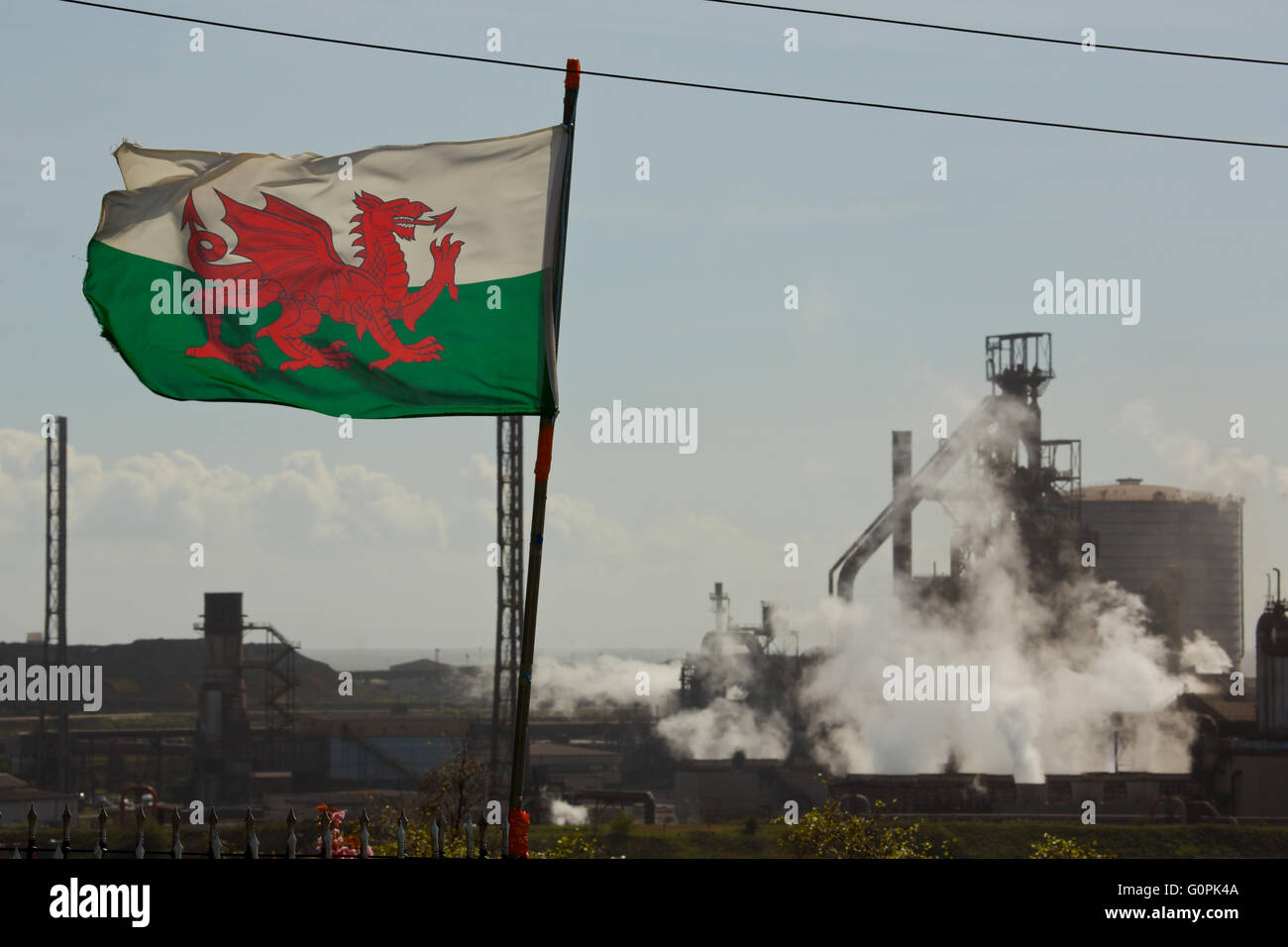Tata Steel funktioniert, Port Talbot, South Wales, UK. 3. Mai 2016.The fliegt Red Dragon of Wales trotzig über Tata Steel Works, Port Talbot, Wales. Excalibur-Stahl hat heute offiziell ein Gebot zu Tata Steel UK Vermögenswerte kaufen vorgelegt. Es schließt sich Freiheit, die angekündigt, dass es vor dem heutigen Termin ein Gebot abgegeben hatte. Excalibur Stahl schlägt eine Mitarbeiter-Management-Buyout von Tata Steel UK Credit: Haydn Denman/Alamy Live News Stockfoto
