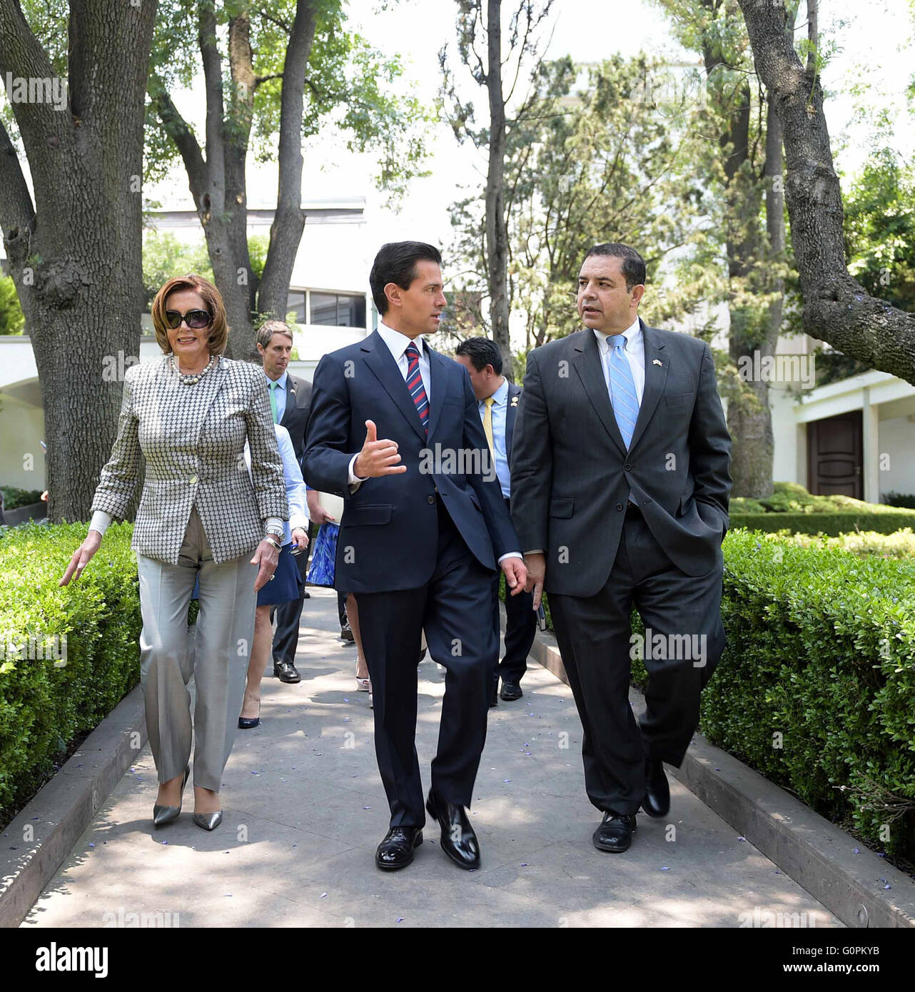 Mexico City, Mexiko. 3. Mai 2016. Mexikanische Präsident Enrique Pena Nieto geht mit U.S. House Minority Leader Nancy Pelosi und Rep Henry Cuellar während eines Treffens am Präsidentenpalast 3. Mai 2016 in Mexico City, Mexiko. Bildnachweis: Planetpix/Alamy Live-Nachrichten Stockfoto