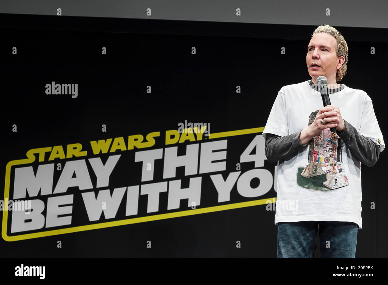 Tokio, Japan. 4. Mai 2016. US-amerikanischer TV-Produzent und Persönlichkeit Dave Spector spricht bei der Auftaktveranstaltung für "Star Wars: Episode VII – das Erwachen der Macht '' MovieNEX Premium-Box im Parco Theater in Shibuya auf 4. Mai 2016, Tokio, Japan. Die Box enthält DVD und Blue-Ray mit Bonus Features Kosten 9.800 Yen (91,42 USD). Bildnachweis: Rodrigo Reyes Marin/AFLO/Alamy Live-Nachrichten Stockfoto