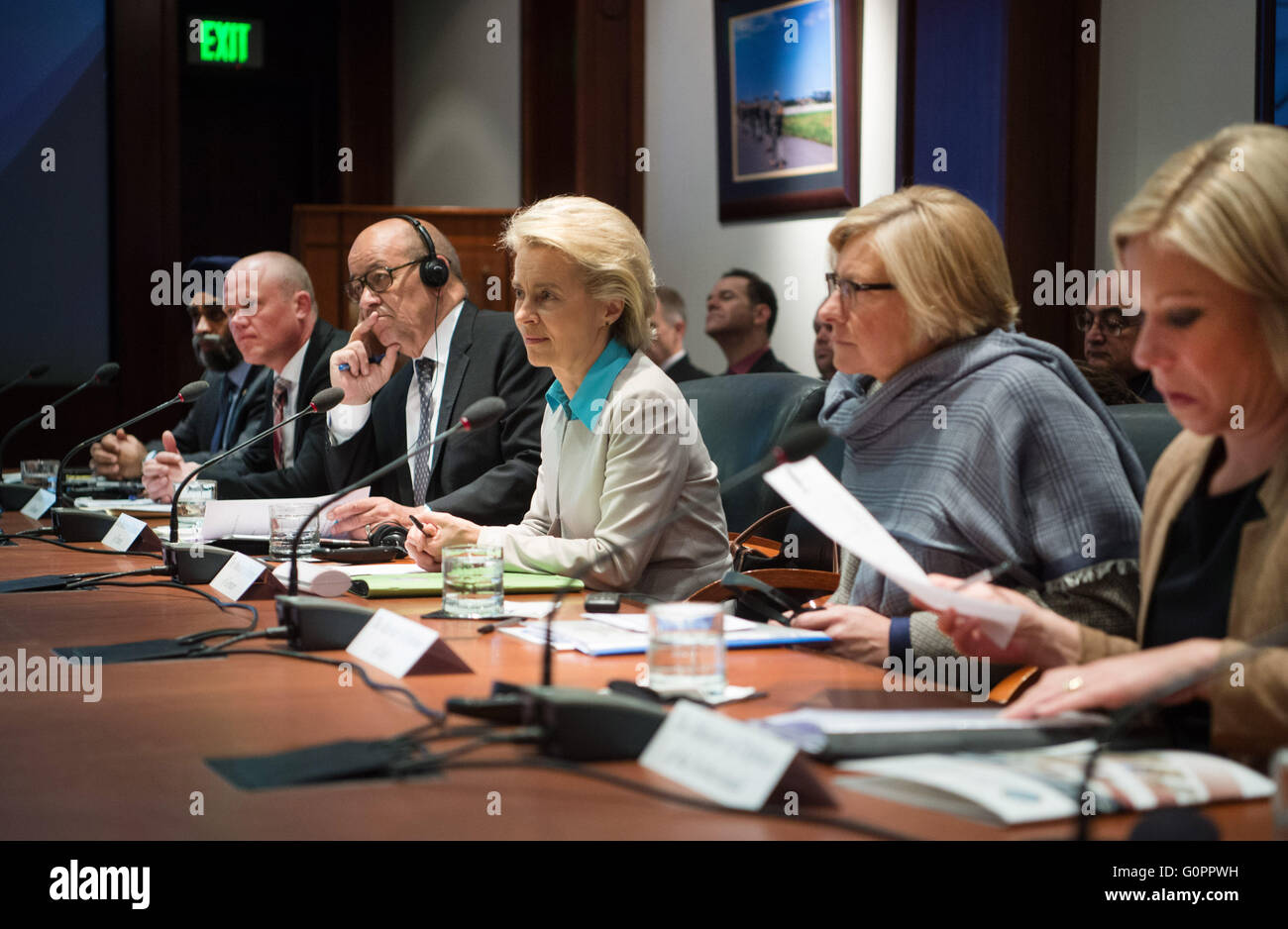 Stuttgart, Deutschland. 4. Mai 2016. Verteidigung-Minister Jeanine Hennis-Plasschaert (Niederlande, L-R), Roberta Pinotti (Italien), Ursula von der Leyen (Deutschland), Jean-Yves Le Drian (Frankreich), Peter Christensen (Dänemark), und Harjit Sajjan (Kanada) sitzen am Konferenztisch während des Treffens der Verteidigungsminister Allianz im Kampf gegen die Terrororganisation islamischer Staat in den Patch Barracks in Stuttgart, Deutschland, 4. Mai 2016. Foto: MARIJAN MURAT/Dpa/Alamy Live News Stockfoto