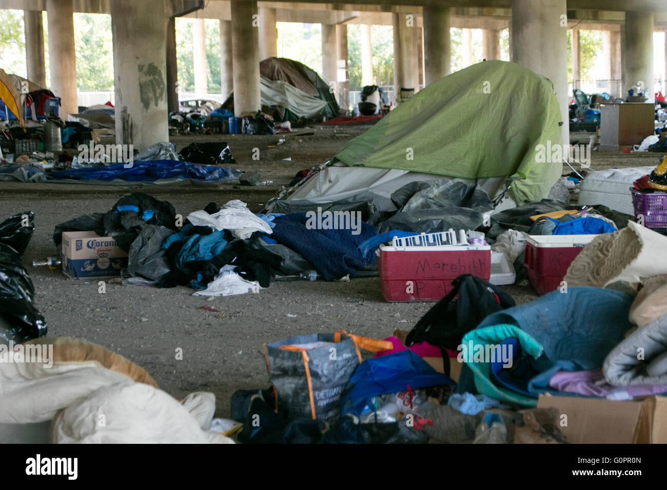 Dallas. 3. Mai 2016. Foto aufgenommen am 3. Mai 2016 zeigt die Zeltstadt unter dem Viadukt der Autobahn Interstate 45 in Dallas, Texas, Vereinigte Staaten. Die Bundesregierung plante, alle Zelt Citys zu schließen, wo Hunderte von Landstreicher gesammelt und lebte in temporären Zelten in Dallas vor dem 4. Mai. Bildnachweis: Tian Dan/Xinhua/Alamy Live-Nachrichten Stockfoto