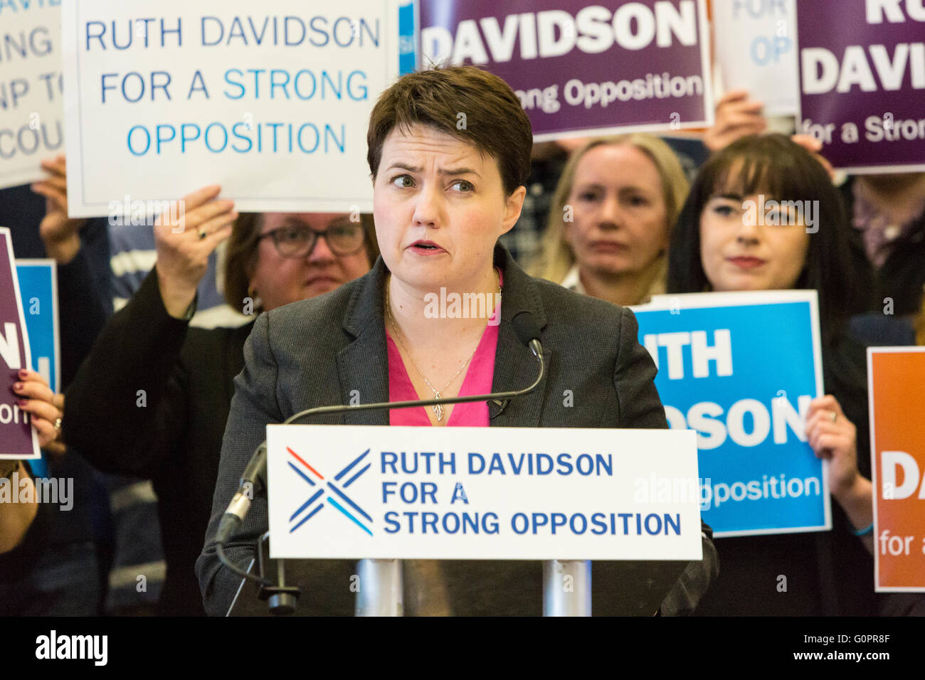 Edinburgh, UK. 4. Mai 2016. Ruth Davidson begann ihren Endspurt der konservativen Opposition bei den schottischen Parlamentswahlen mit einen Vorabend des Umfrage-Rallye an der Royal Botanic Garden Edinburgh Kredit führen: Richard Dyson/Alamy Live News Stockfoto