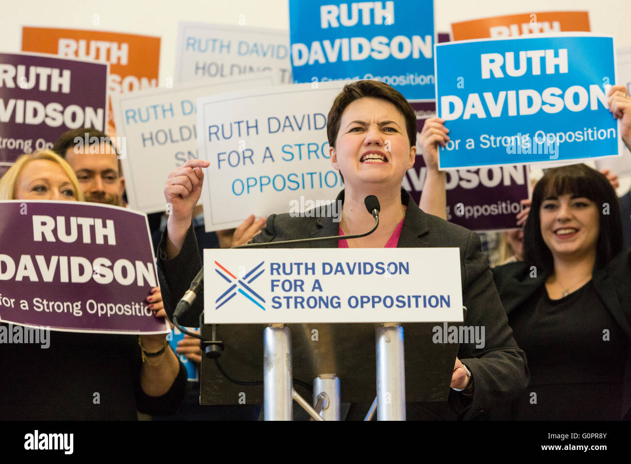 Edinburgh, UK. 4. Mai 2016. Ruth Davidson begann ihren Endspurt der konservativen Opposition bei den schottischen Parlamentswahlen mit einen Vorabend des Umfrage-Rallye an der Royal Botanic Garden Edinburgh Kredit führen: Richard Dyson/Alamy Live News Stockfoto