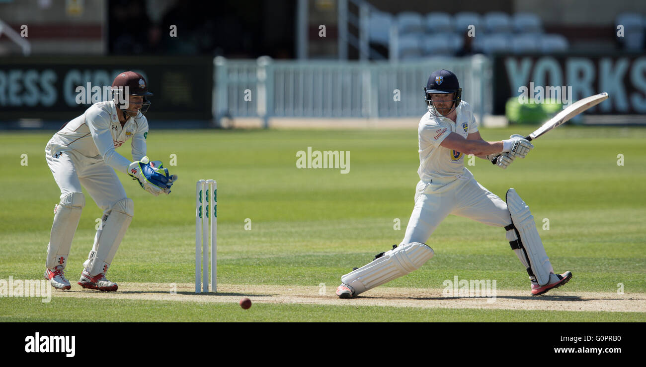 London, UK. 4. Mai 2016. Paul Collingwood erreicht seine 100 Wimper für Durham gegen Surrey im Oval am Tag vier Specsavers County Championship Match im Oval. David Rowe / Alamy Live News Stockfoto