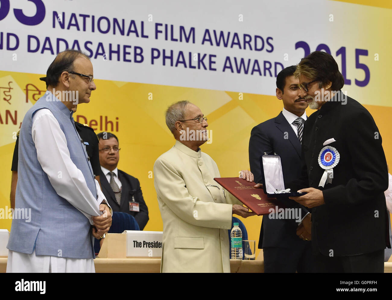 Neu-Delhi, Indien. 3. Mai 2016. Indischer Schauspieler Amitabh Bachchan (1. R) erhält den nationalen Award für den besten Schauspieler von Indian President Pranab Mukherjee (C) während der 63. National Film Awards Ceromony in Neu-Delhi, Indien, 3. Mai 2016. Die beiden Hauptrollen Amitabh Bachchan und Kangana Ranaut gewann den Titel des nationalen Award für den besten Schauspieler und Schauspielerin jeweils Dienstag. © Stringer/Xinhua/Alamy Live-Nachrichten Stockfoto