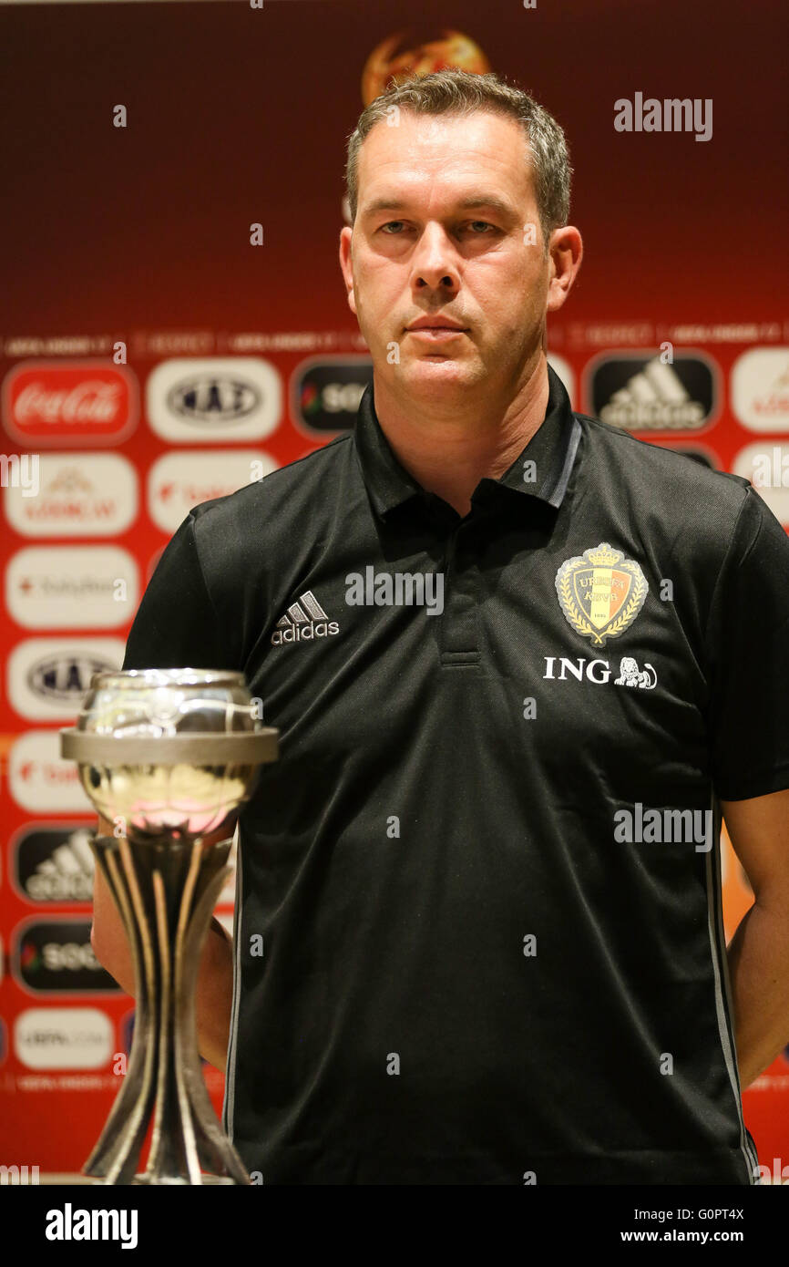 Baku, Aserbaidschan. 4. Mai 2016. Belgien-Trainer Thierry Siquet stellt während der UEFA U17-EM in Aserbaidschan Pressekonferenz im Boulevard Hotel. Bildnachweis: Aziz Karimow/Pacific Press/Alamy Live-Nachrichten Stockfoto