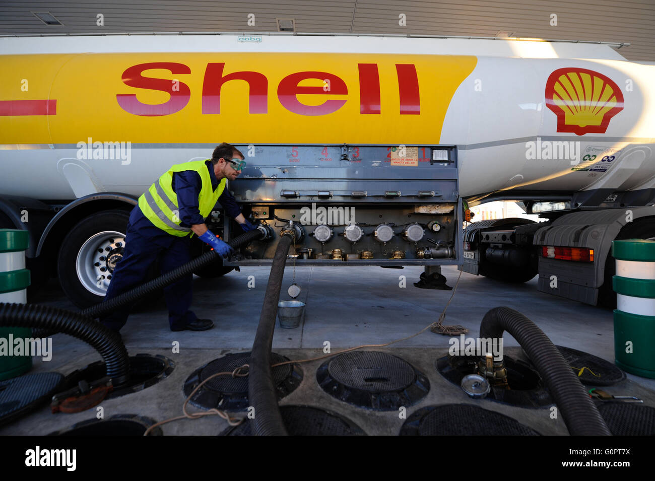Shell Tanker Lieferung stattfindenden Los Majuelos-Service-Station in Madrid, Spanien. Stockfoto