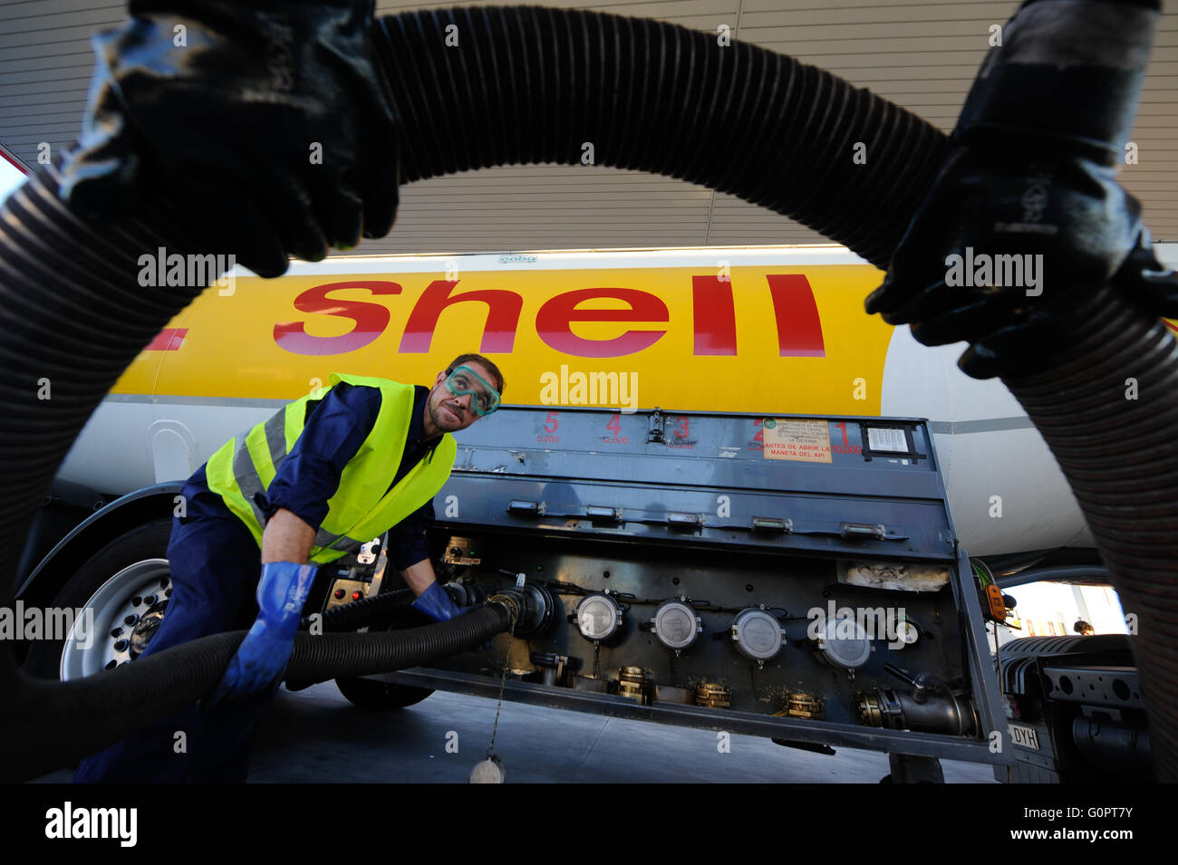 Shell Tanker Lieferung stattfindenden Los Majuelos-Service-Station in Madrid, Spanien. Stockfoto