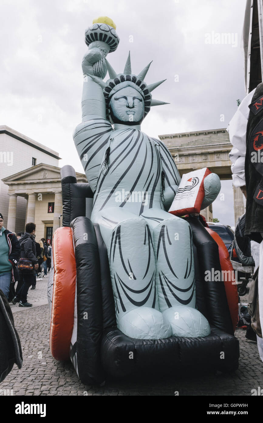 Statue in front united nations -Fotos und -Bildmaterial in hoher Auflösung  – Alamy