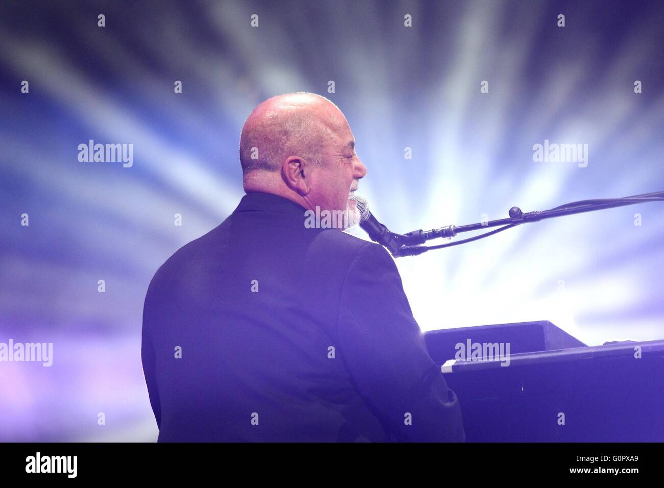 Las Vegas, NV, USA. 30. April 2016. Billy Joel in Anwesenheit für Billy Joel in Konzert, T-Mobile Arena, Las Vegas, NV 30. April 2016. © James Atoa/Everett Collection/Alamy Live-Nachrichten Stockfoto