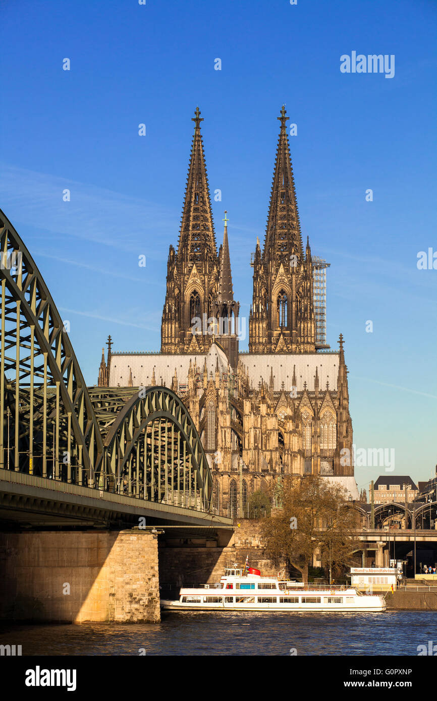 Europa, Deutschland, Köln, Blick über den Rhein, den Dom und die Hohenzollernbrücke. Stockfoto