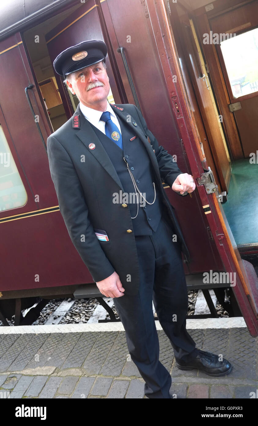 männliche Station Guard Tür Kutsche auf North Norfolk Railway Dampflok, Sheringham, england Stockfoto