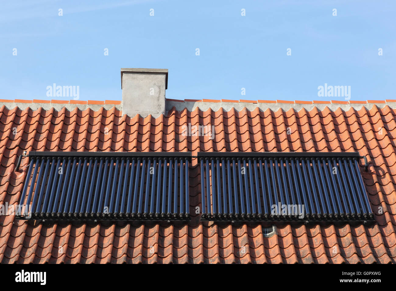 Solarglas Rohr Warmwasser Panel Array auf einem Dach Stockfoto
