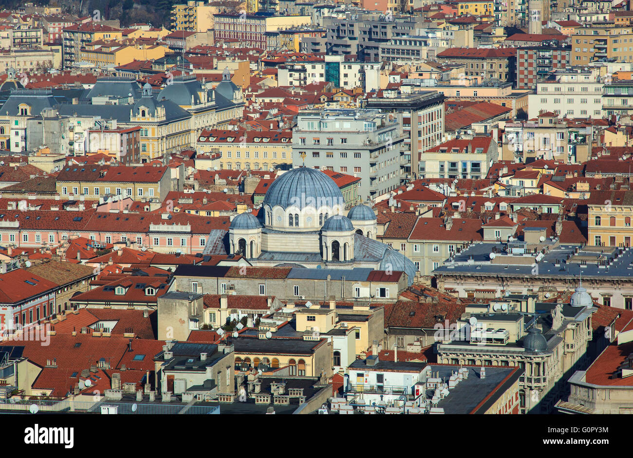 Draufsicht der Heiligen Spyridon Kirche, serbisch-orthodoxen Kirche in Triest, Italien. Stockfoto