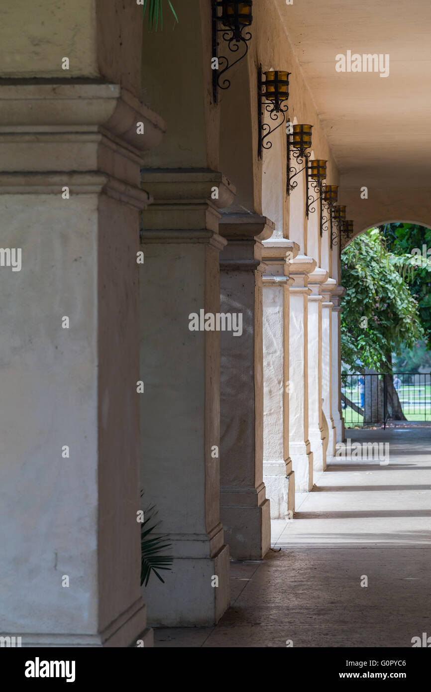 Spalten und Wand El Prada ulica, Balboa Park in San Diego Stockfoto