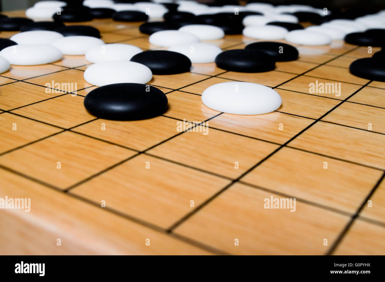 Hautnah weiße chinesischen Stil Go Stück machen, bewegen, weiße Gebiet in Richtung leeren Raum auf der rechten Seite zu erweitern. Tiefenschärfe, na Stockfoto