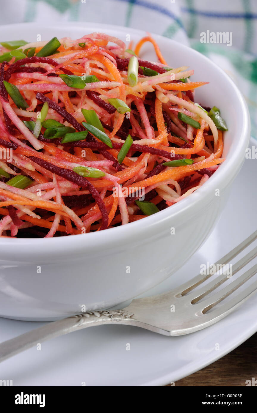 eine Schüssel Salat aus geriebenen rohen Rüben und Karotten auf Sellerie Stockfoto