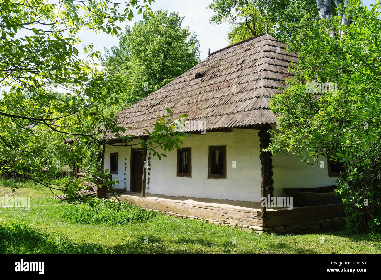 Eine traditionelle rumänische Hütte im rumänischen Dorfmuseum, Muzeul Satului, Bukarest, Rumänien. Stockfoto