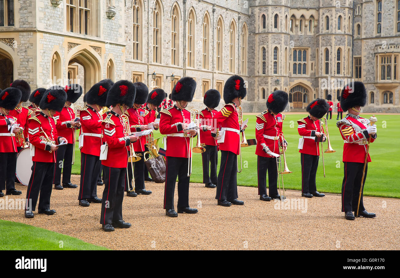 WINDSOR - APRIL 16: Unbekannte Männer Mitglieder der königlichen Garde während Änderung Zeremonie am 16. April 2016 in Windsor, United King Stockfoto