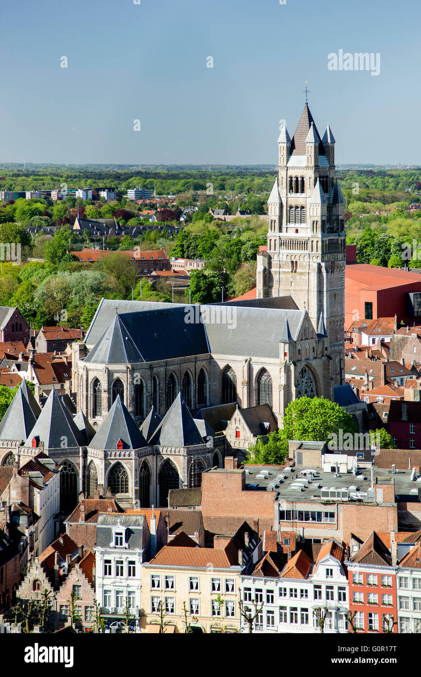 Blick auf St. Salvatorskerk (Kirche) und Dächer von Glockenturm (Belfort), Brügge, Belgien Stockfoto